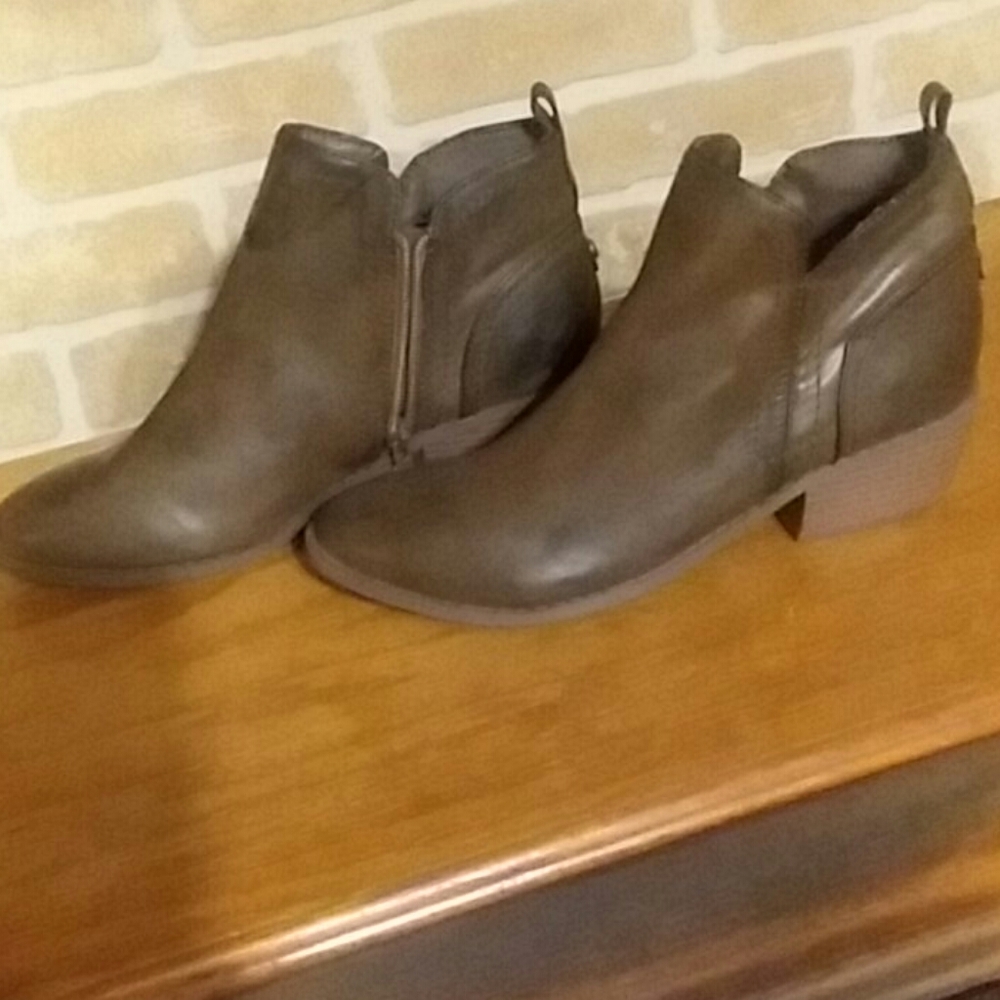 Guess Ankle boots NWOB